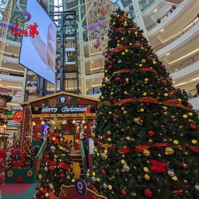 巨大な塔のクリスマスツリー