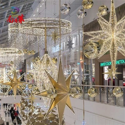 モールのクリスマスの飾りを吊るします